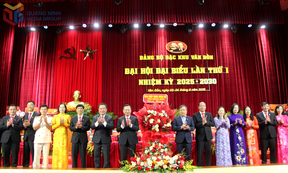 Đồng chí Vũ Đại Thắng, Ủy viên Trung ương Đảng, Bí thư Tỉnh ủy, Trưởng Đoàn ĐBQH tỉnh, tặng hoa chúc mừng Đại hội.