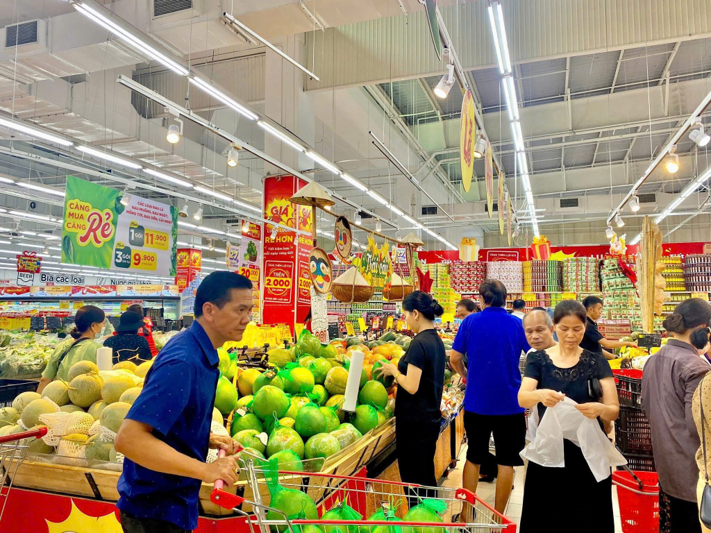 Người dân mua hàng tại siêu thị Go Hạ Long.