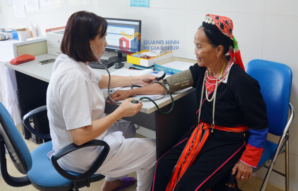 Cán bộ tại Trạm y tế xã Quảng La tiến hành thăm, khám sức khỏe cho người dân tại địa bàn xã.