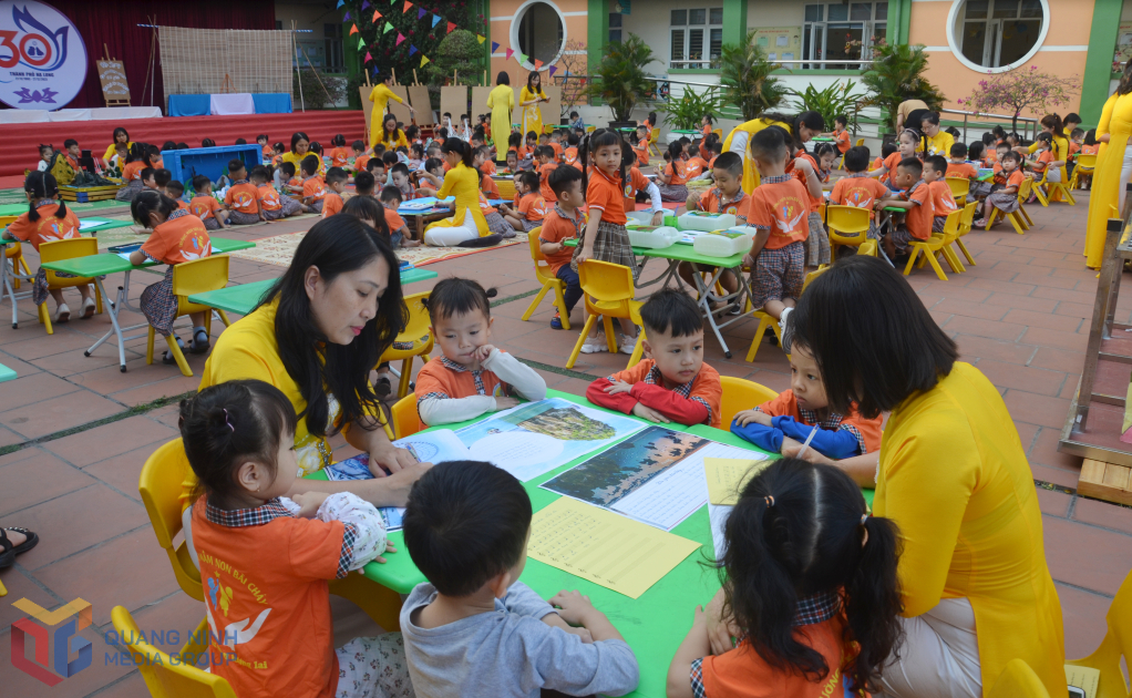 Cô và trò Trường Mầm non Bãi Cháy (phường Bãi Cháy)