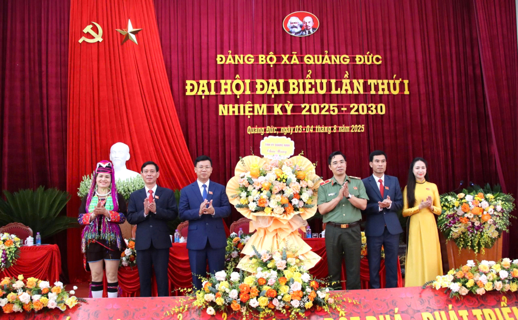 Thay mặt Ban Thường vụ Tỉnh ủy, Thiếu tường Trần Văn Phúc, Giám đốc Công an tỉnh tặng hoa chúc mừng Đại hội.