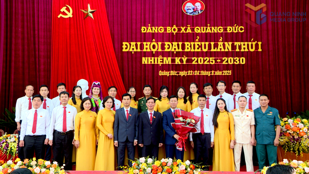 Ban chấp hành Đảng bộ xã Quảng Đức nhiệm kỳ 2025-2030 ra mắt Đại hội.