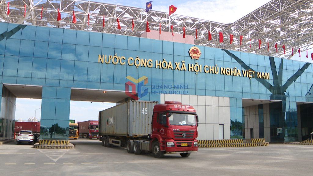 Xe hàng hóa thông quan tại Cửa khẩu Bắc Luân II (TP Móng Cái).