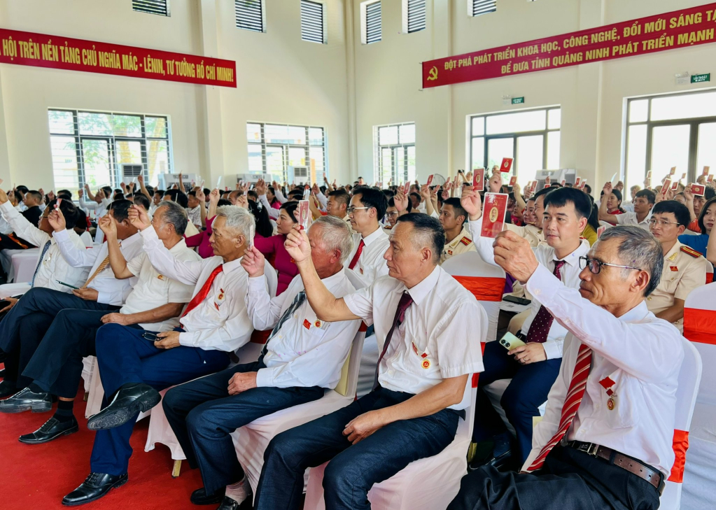 Các đại biểu biểu quyết thông qua Nghị quyết Đại hội.