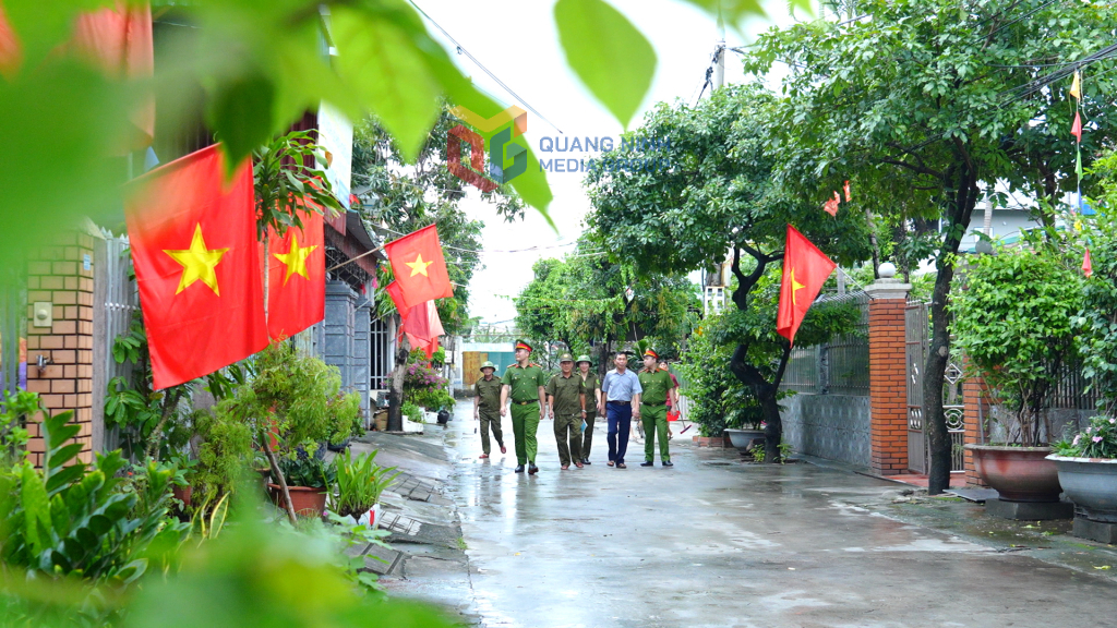 Người dân tình nguyện tham gia lực lượng ANTT cơ sở, phối hợp cùng lực lượng công an trong đảm bảo an toàn địa bàn.
