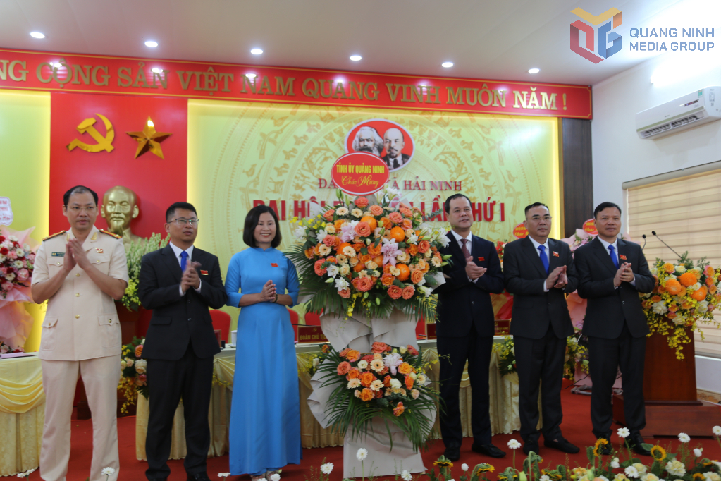 Đồng chí Điệp Văn Chiến, Uỷ viên BTV Tỉnh uỷ, Trưởng Ban Nội chính Tỉnh uỷ tặng hoa chúc mừng Đại hội