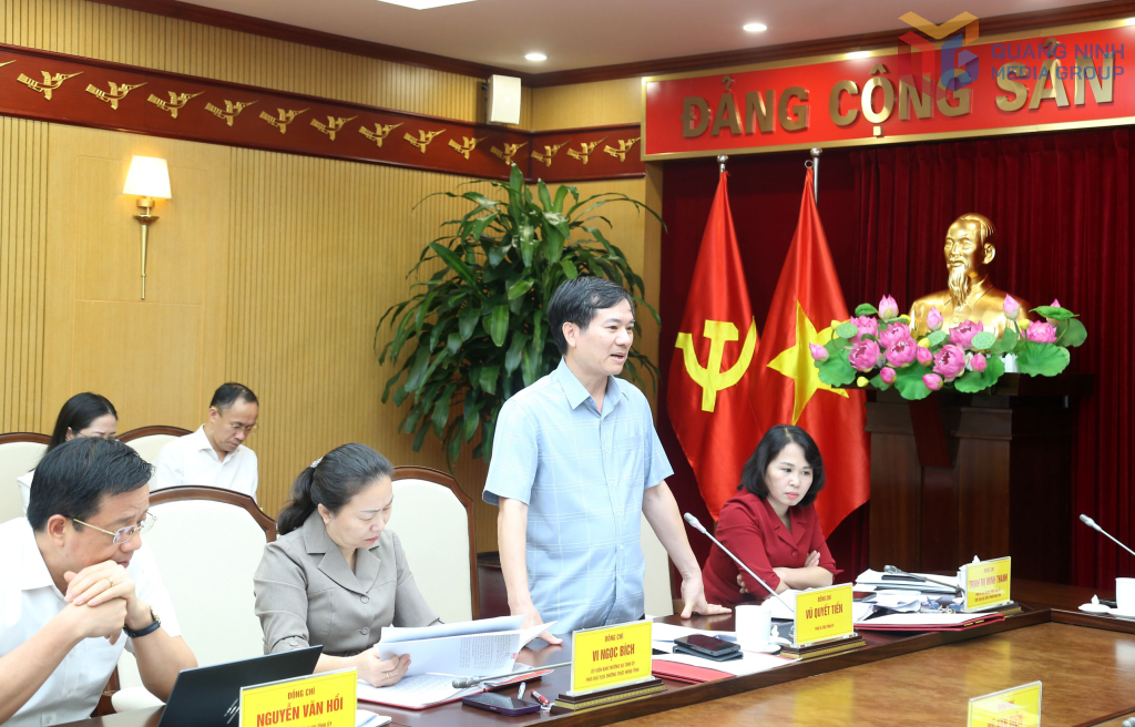 Đồng chí Vũ Quyết Tiến, Phó Bí thư Tỉnh ủy, phát biểu tại cuộc họp.