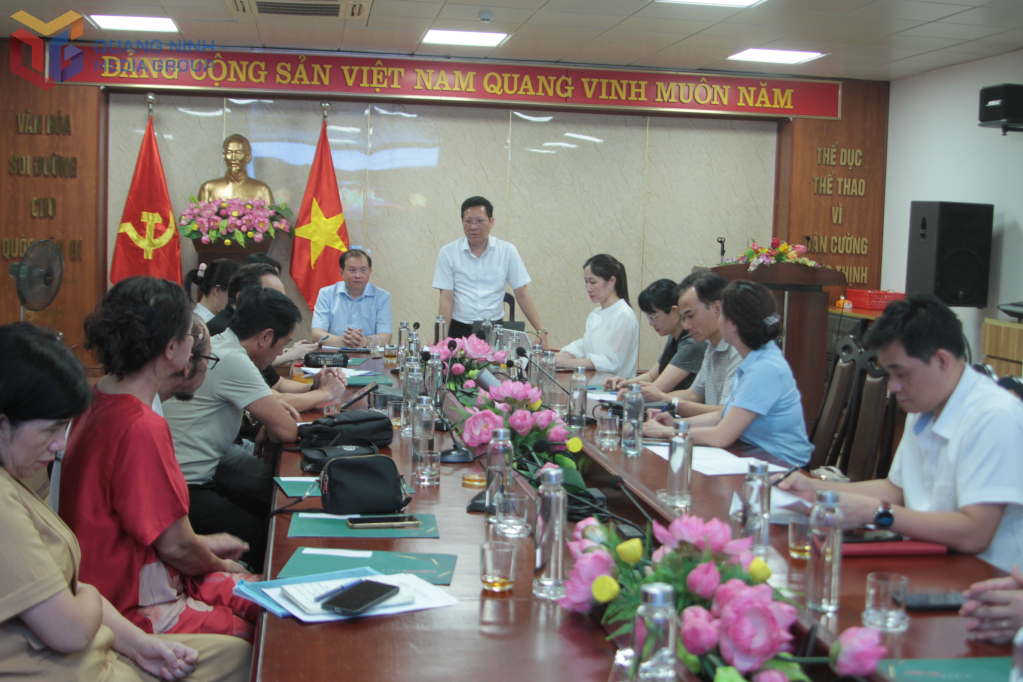 Lãnh đạo Sở Văn hoá, Thể thao và Du lịch, phát biểu tại hội nghị.