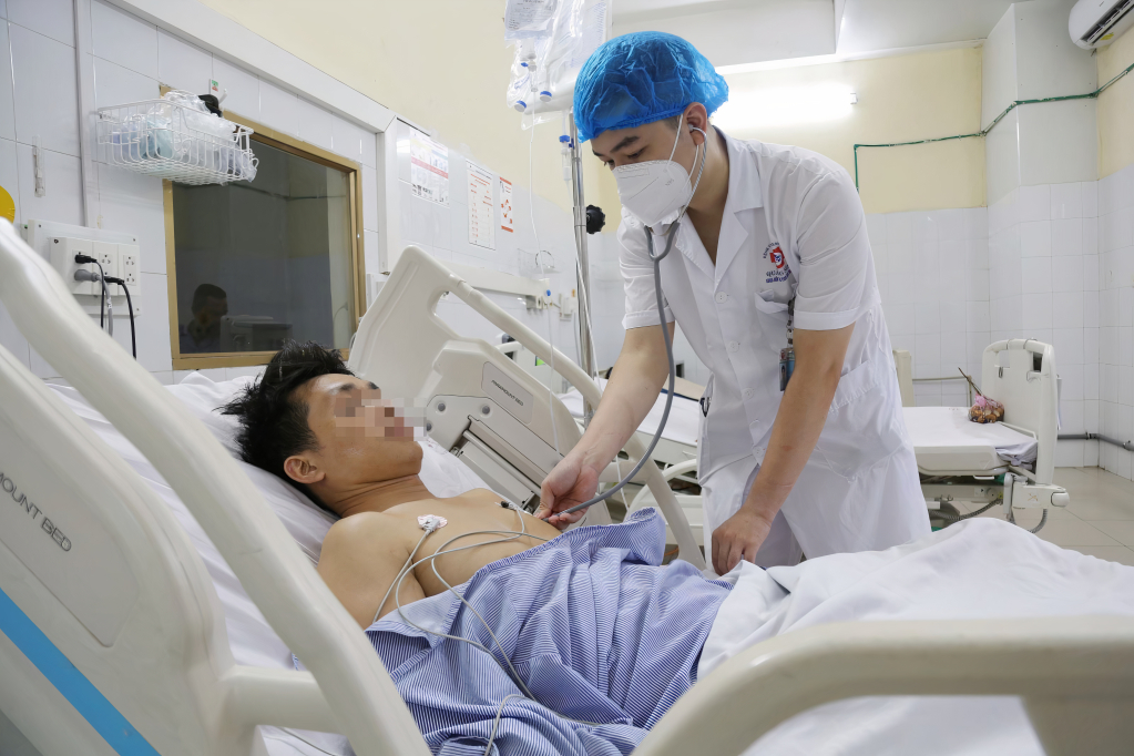 Bác sĩ Bệnh viện Đa khoa tỉnh cấp cứu cho bệnh đuối nước. Ảnh: Hà Trang (CTV).