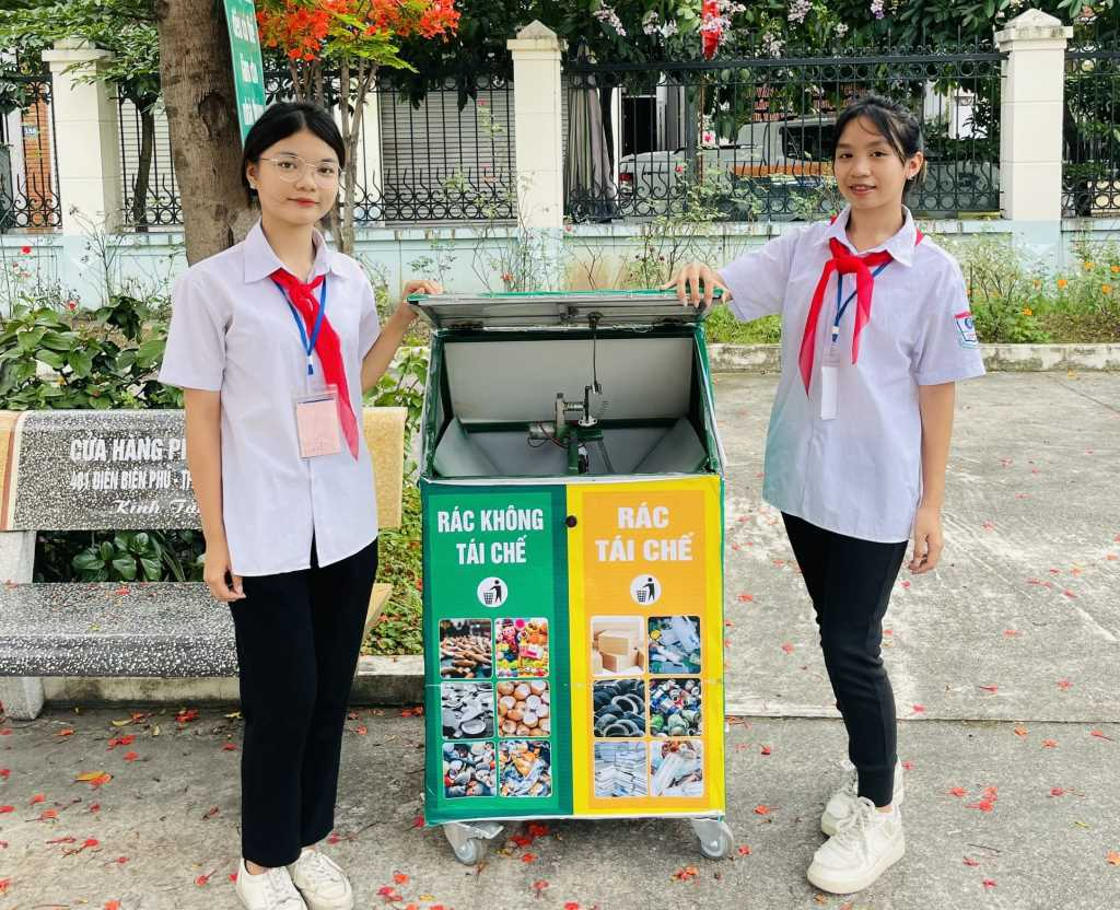 Thùng rác tự động phân loại thông minh của học sinh Trường THCS Cẩm Bình mang lại lợi ích lớn trong bảo vệ môi trường. (Dự án dự thi Cuộc thi Sáng tạo TTNNĐ 2024). Ảnh: Nguyên Ngọc
