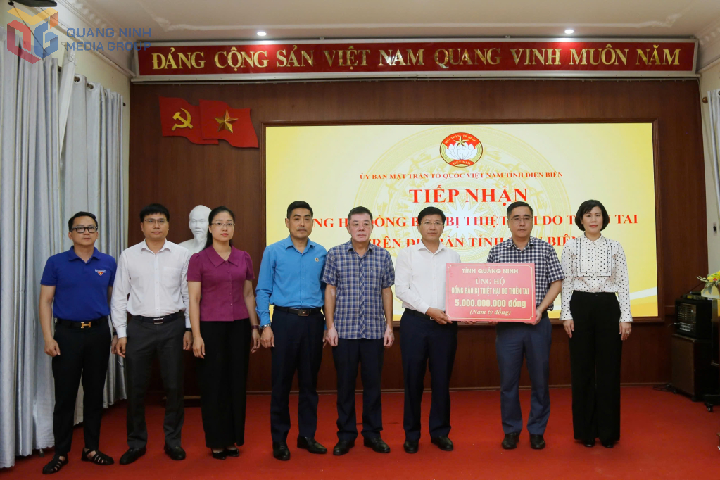 Đoàn công tác đã trao 5 tỷ đồng hỗ trợ cho nhân dân tỉnh Điện Biên.