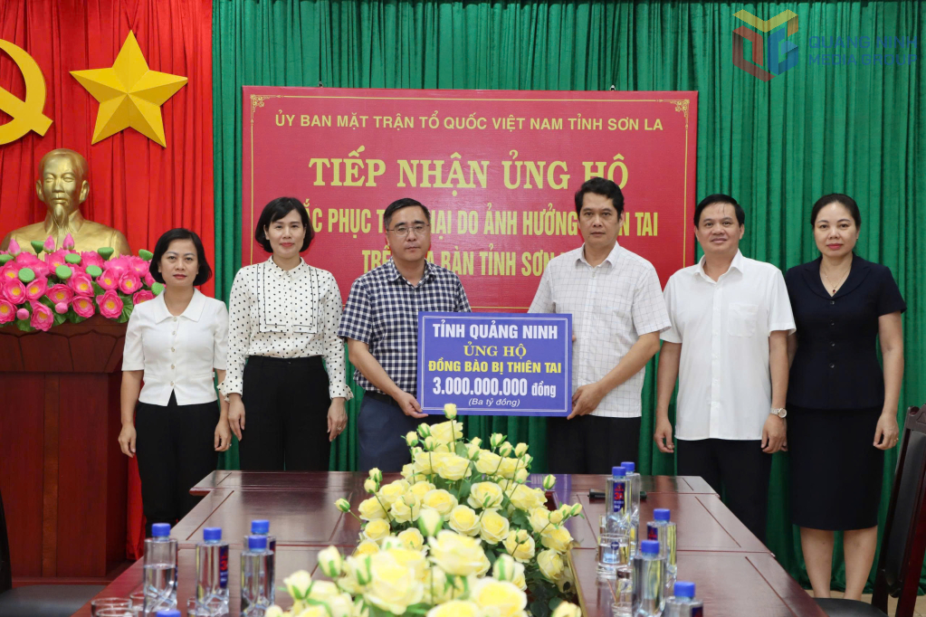 Đoàn công tác đã trao 5 tỷ đồng hỗ trợ cho nhân dân tỉnh Điện Biên.