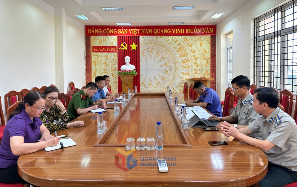 Trong thời gian sắp xếp, tổ chức bộ máy, CBCC các cơ quan THADS tỉnh không để gián đoạn công việc, ảnh hưởng người dân, tổ chức. Trong ảnh: Chi cục THADS huyện Hải Hà cũ động viên thuyết phục người thi hành án, tháng 6/2025.