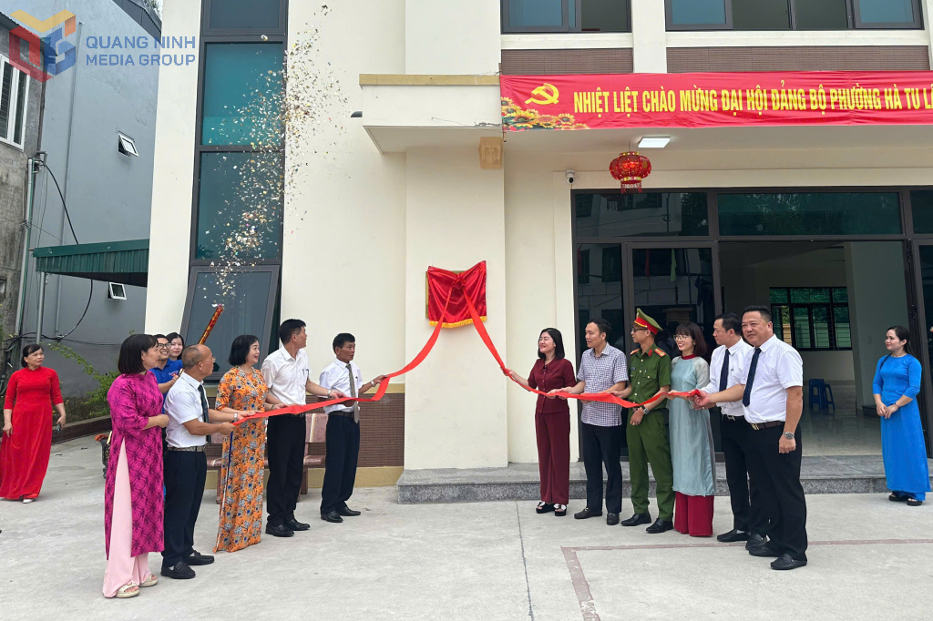 Các đại biểu gắn biển nhà văn hoá khu Hà Tu 7, phường Hà Tu.