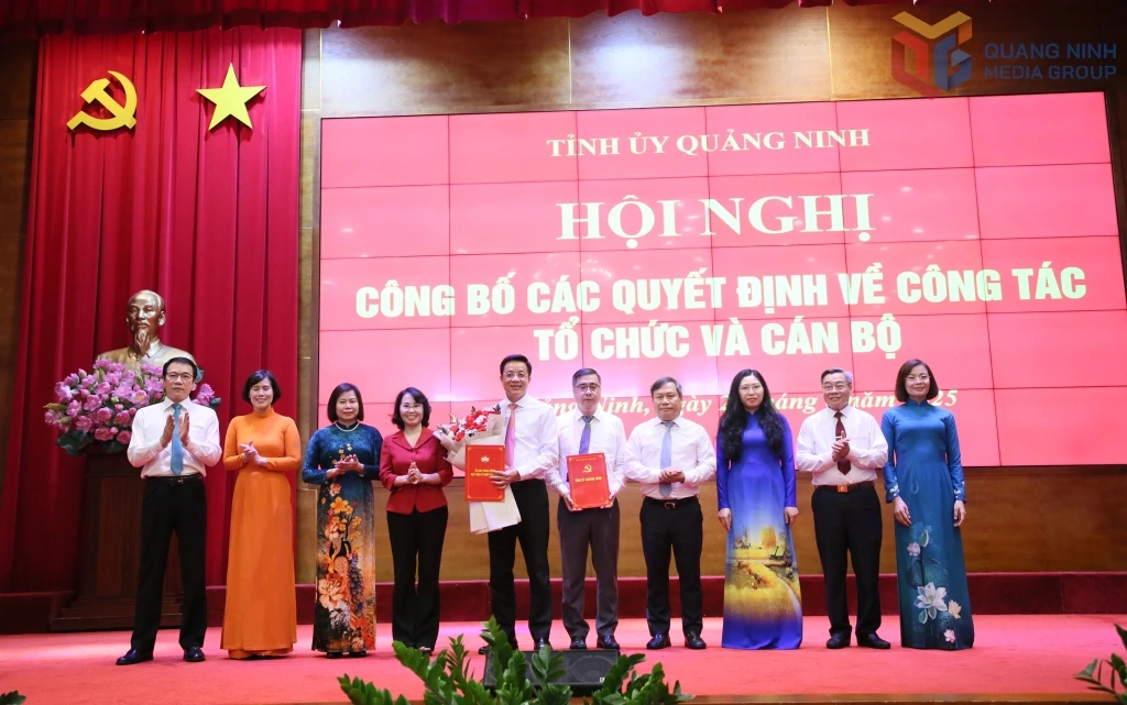 Đồng chĩ Vũ Đại Thắng, Ủy viên Trung ương Đảng, Bí thư Tỉnh ủy, Trưởng Đoàn ĐBQH tỉnh, trao các Quyết định của Ban Thường trực Ủy ban Trung ương MTTQ Việt Nam và Ban Thường vụ Tỉnh ủy