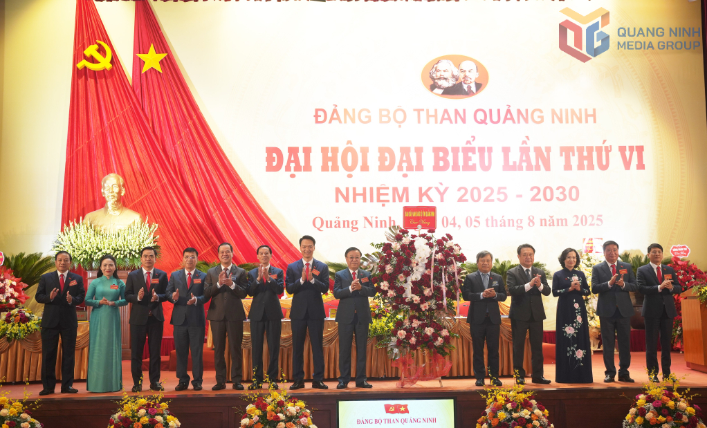 hay mặt các đồng chí lãnh đạo tỉnh, đồng chí Vũ Quyết Tiến, Phó Bí thư Tỉnh ủy tặng hoa chúc mừng Đại hội Đảng bộ đặc khu Cô Tô.