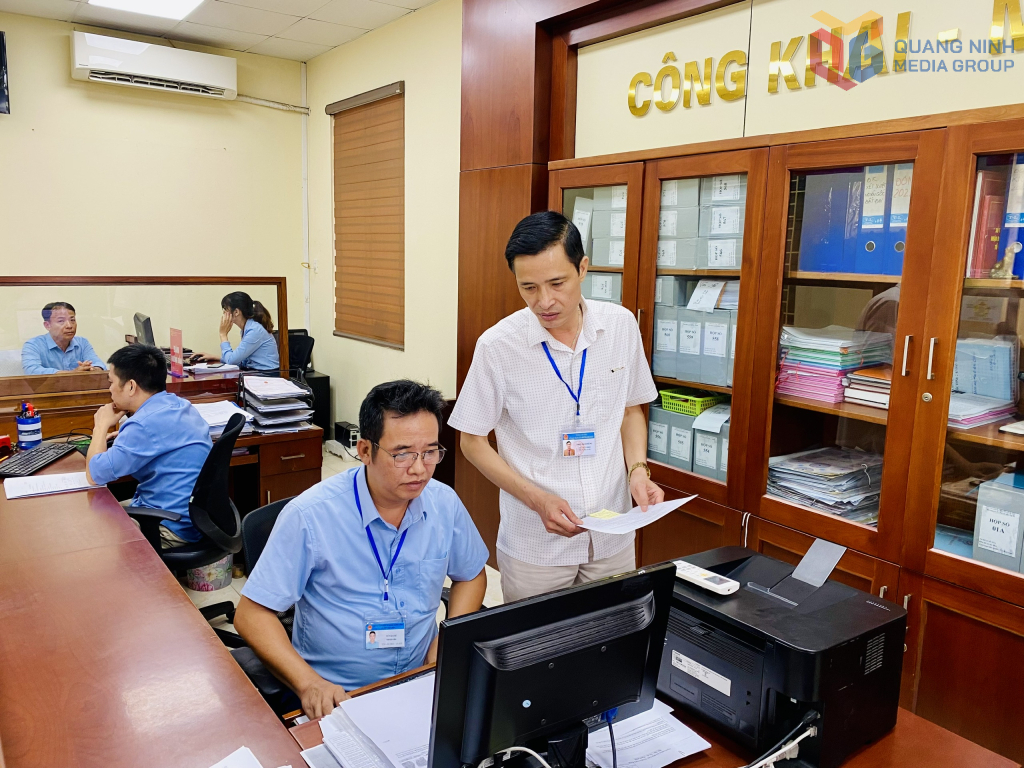 Đồng chí Nguyễn Mạnh Hùng, Phó Bí thư Đảng ủy, Chủ tịch UBND phường Bãi Cháy trao đổi với cán bộ làm việc tại Trung tâm Phục vụ Hành chính công phường Bãi Cháy.