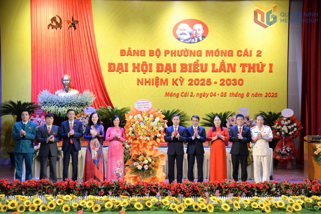 Đồng chí Phạm Đức Ấn, Phó Bí thư Tỉnh uỷ, Chủ tịch UBND tỉnh tặng hoa chúc mừng Đại hội