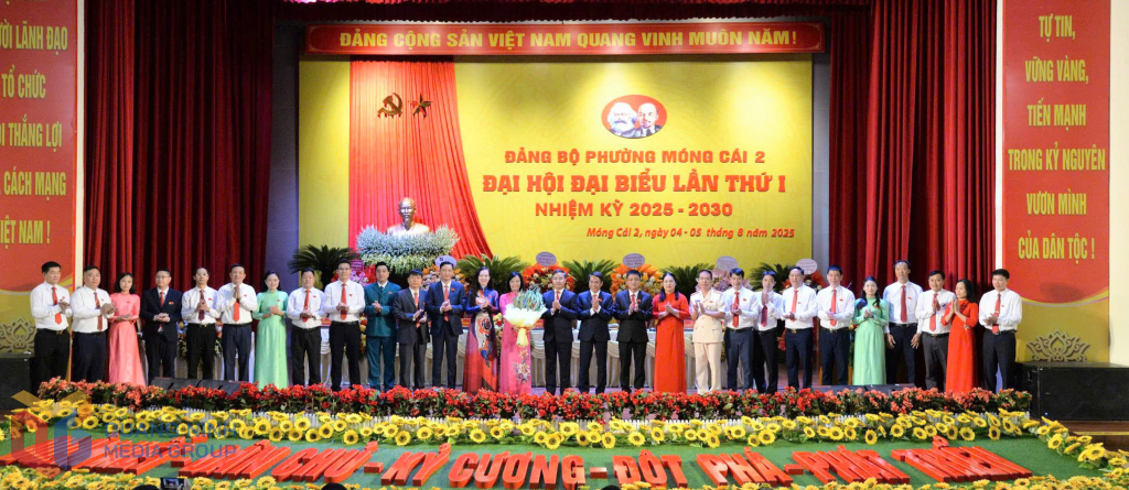 Đồng chí Phó Bí thư Tỉnh uỷ, Chủ tịch UBND tỉnh tặng hoa, chúc mừng BCH Đảng bộ phường Móng Cái 2