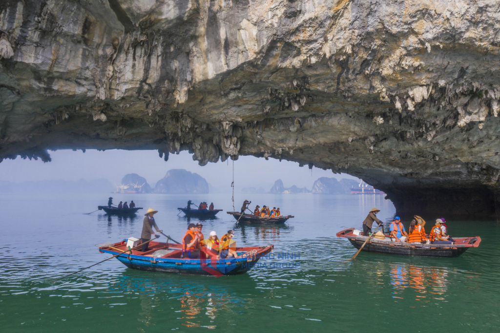 Du khách đi đò khám phá làng chài Vung Viêng trong nắng sớm