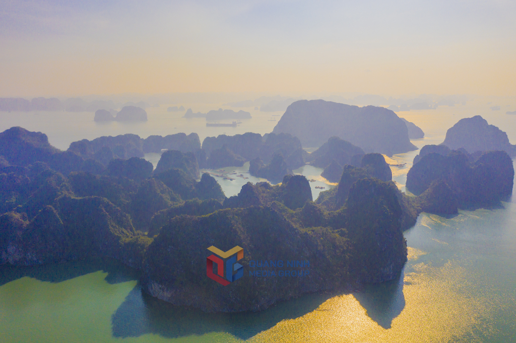 Cảnh hoàng hôn buông trên vịnh