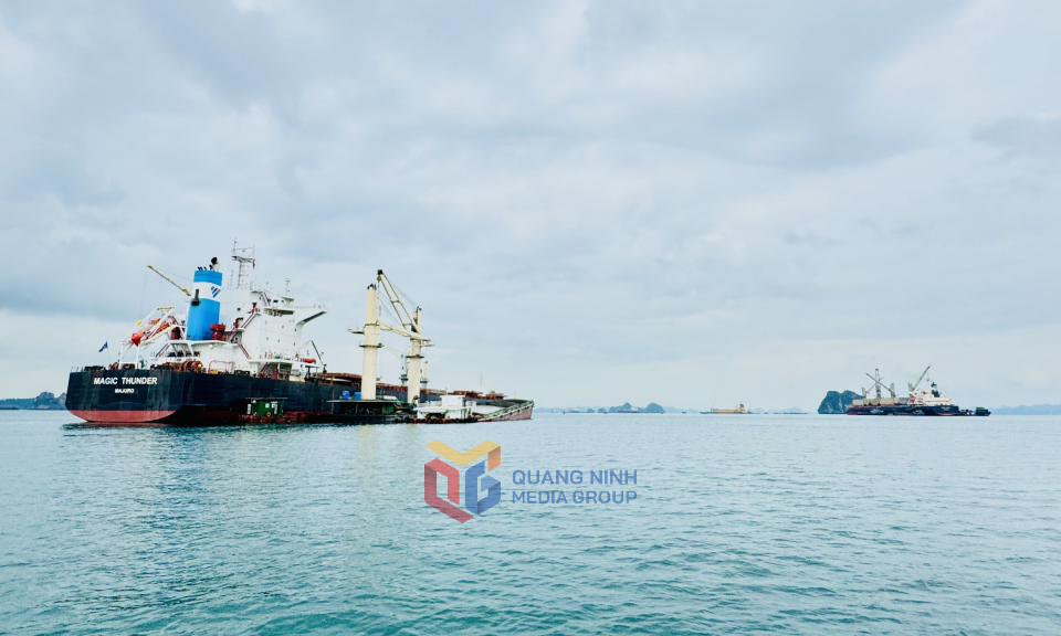 Khu vực cảng Con Ong - Hòn Nét có thể đón tàu có trọng tải lên đến 200.000 tấn. Ảnh: Mạnh Trường