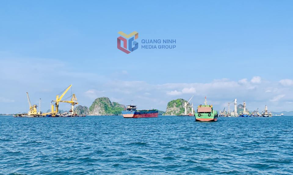 Hoạt động chuyển tải, bốc xếp hàng hóa tại khu vực cảng Con Ong - Hòn Nét. Ảnh: Mạnh Trường