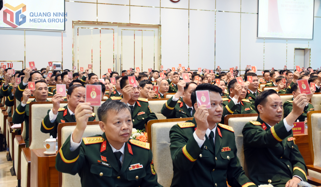 Các đại biểu biểu quyết thông qua Nghị quyết Đại hội.