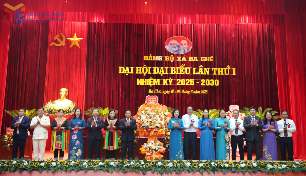 Đồng Chí Bùi Thúy Phượng, Ủy viên Ban Thường vụ Tỉnh ủy, Trưởng Ban tổ chức Tỉnh ủy tặng hoa chúc mừng Đại hội Đại biểu xã Ba Chẽ lần thứ I, nhiệm kỳ 2025-2030.