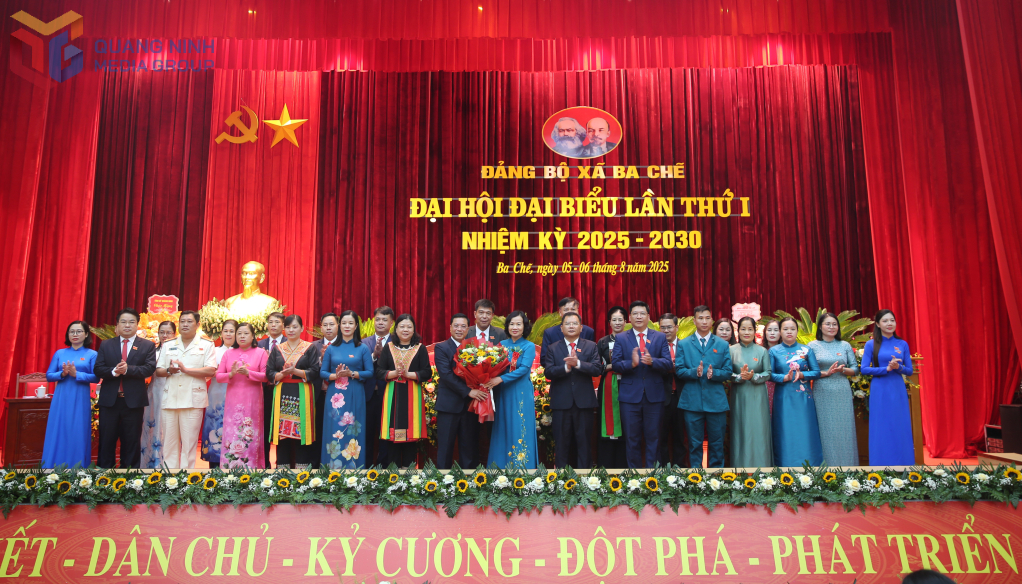 Đồng Chí Bùi Thúy Phượng, Ủy viên Ban Thường vụ Tỉnh ủy, Trưởng Ban tổ chức Tỉnh ủy tặng hoa chúc mừng Ban chấp hành Đảng bộ xã Ba Chẽ, nhiệm kỳ 2025-2030.