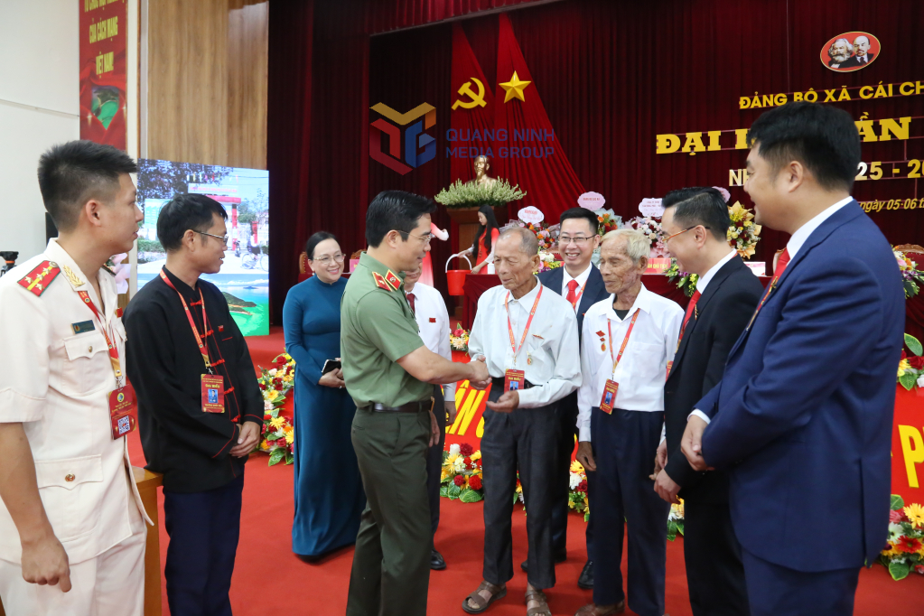 Thiếu tướng Trần Văn Phúc, Uỷ viên BTV Tỉnh uỷ, Giám đốc Công an tỉnh trò chuyện với các đảng viên cao tuổi tại Đại hội