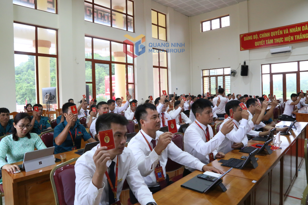 Các đại biểu biểu quyết thông qua Nghị quyết BCH Đảng bộ xã Cái Chiên lần thứ I, nhiệm kỳ 2025-2030