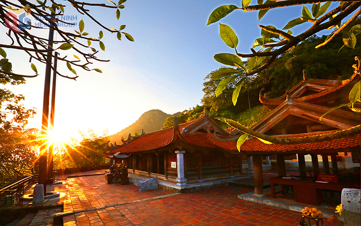   Hoàng hôn Chùa Hoa Yên.
