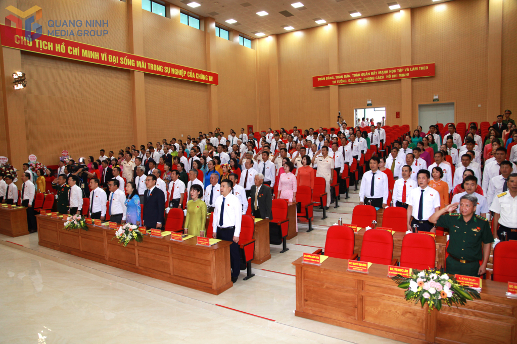 Các đại biểu dự Đại hội thực hiện nghi thức chào cờ.