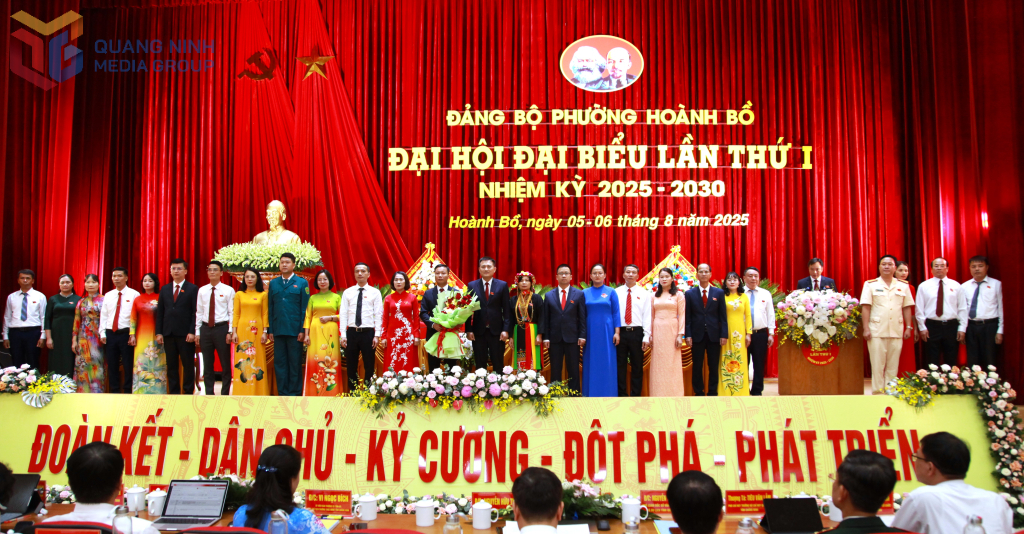 BCH Đảng bộ phường Hoành Bồ nhiệm kỳ 2025-2030 ra mắt Đại hội .