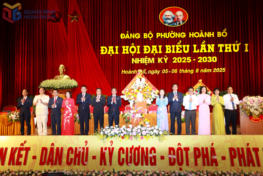 Đồng chí Vi Ngọc Bích, Ủy viên Ban thường vụ Tỉnh ủy, Phó Chủ tịch Thường trực HĐND tỉnh tặng hoa chúc mừng Đại hội.