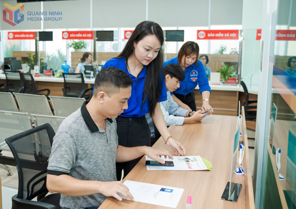 Đoan viên, thanh niên hỗ trợ người dân giải quyết TTHC tại Trung tâm Phục vụ hành chính công phường Hồng Gai.