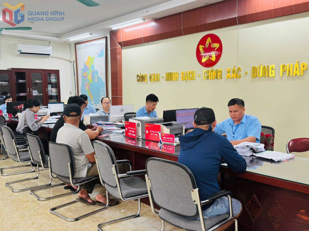 Người dân thực hiện TTHC tại Trung tâm Phục vụ hành chính công phường Đông Mai. Ảnh: Đơn vị cung cấp