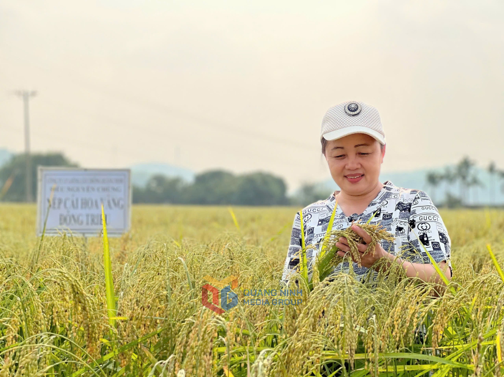 Bà Trần Thị Hồng bên 