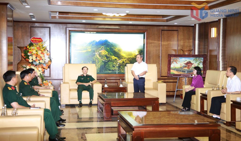 Đồng chí Vũ Đại Thắng, Ủy viên Trung ương Đảng, Bí thư Tỉnh ủy, Trưởng Đoàn ĐBQH tỉnh, phát biểu tại buổi tiếp.