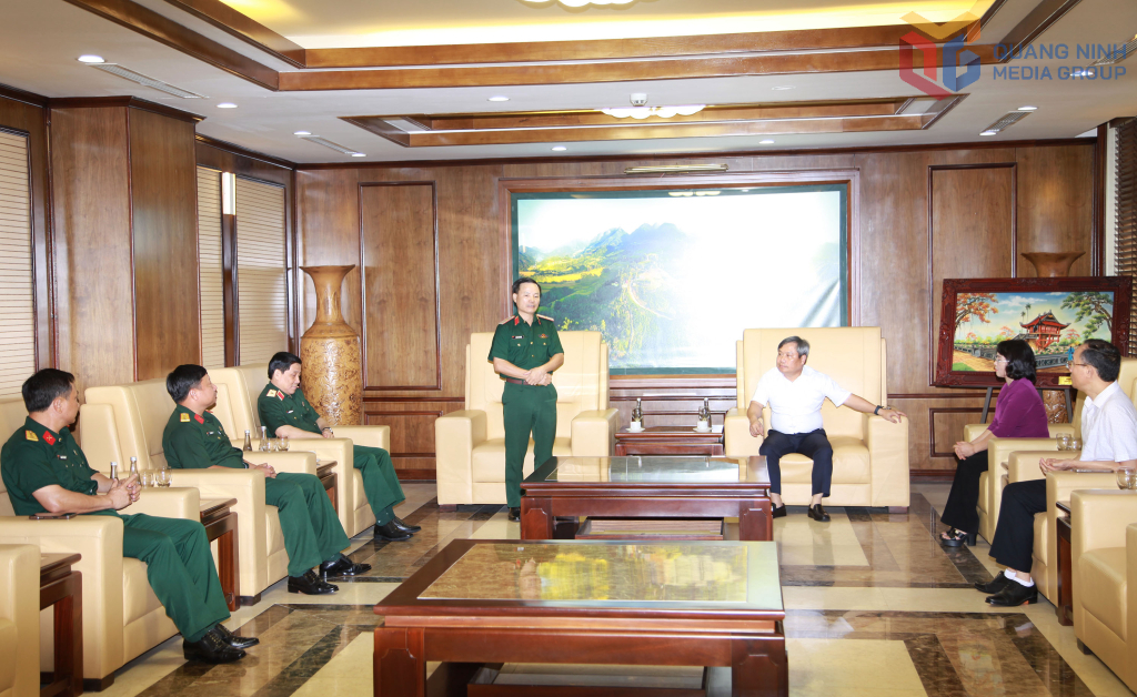 Thiếu tướng Lương Văn Kiểm, Tư lệnh Quân khu 3, phát biểu tại buổi tiếp.