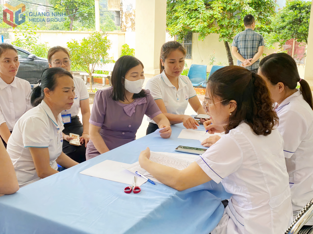 Bác sĩ CDC Quảng Ninh khám sàng lọc ung thư cổ tử cung cho phụ nữ trên địa bàn TP Cẩm Phả (cũ) tháng 5/2025.