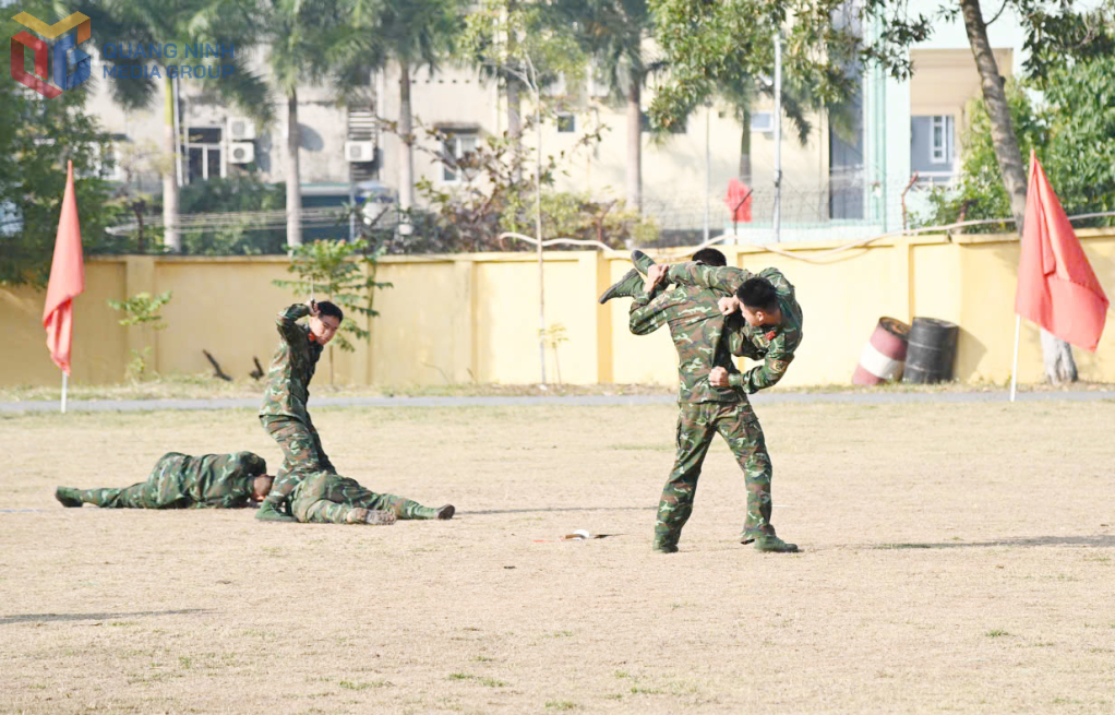 Các cán bộ, chiến sĩ Đại đội Trinh sát - Cơ giới (Phòng Tham mưu Bộ CHQS tỉnh) luyện tập võ thuật.
