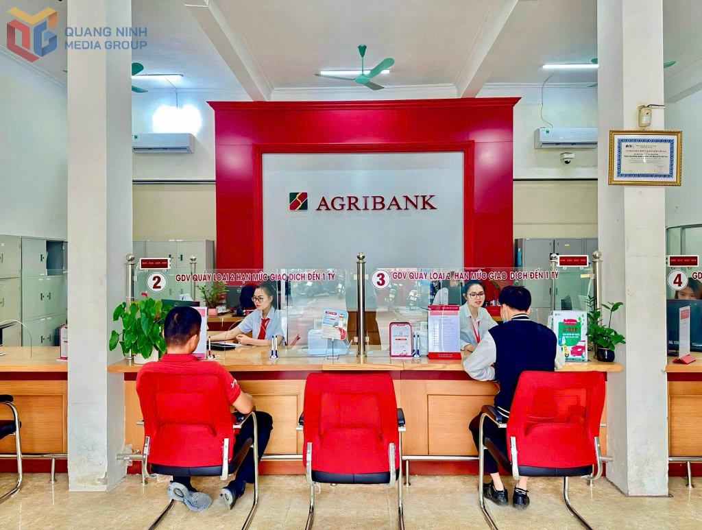Khách hàng đến giao dịch tại