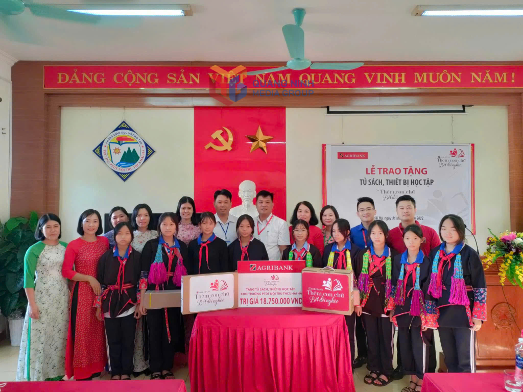 Agribank Chi nhánh Đông Quảng NInh tặng tủ sách, thiết bị học tập cho PTDT nội trứ YHCS Hải Hà, xã Quảng Hà
