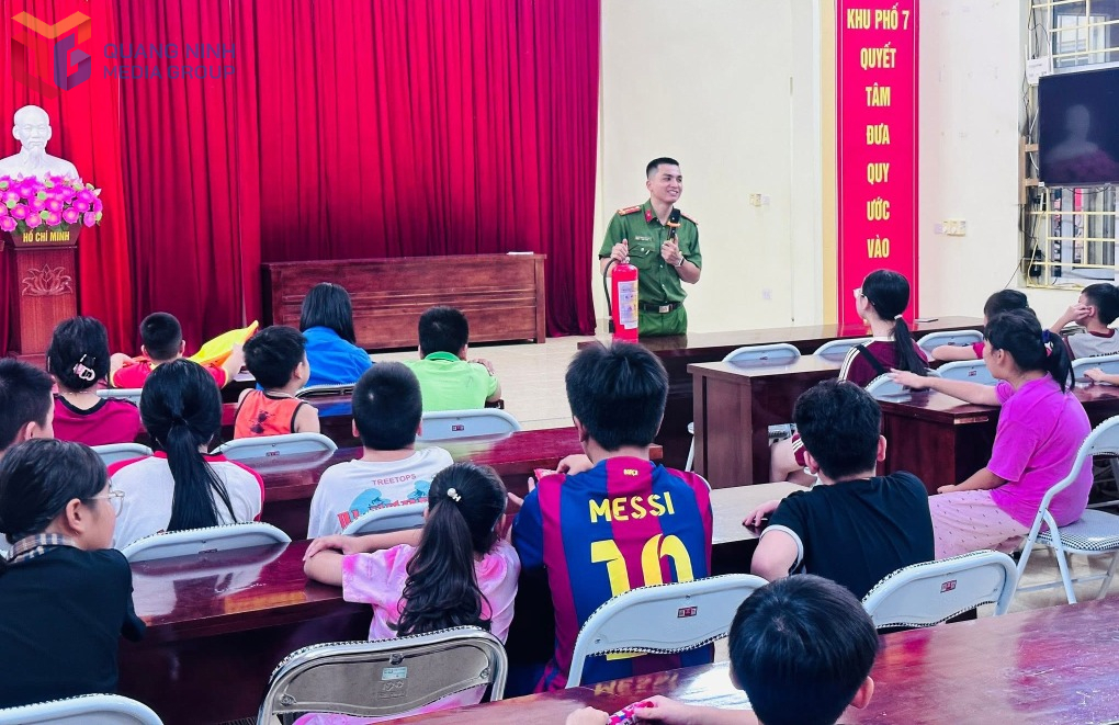 Đoàn Thanh niên phường Móng Cái 3 phối hợp cùng Công an phường tổ chức buổi sinh hoạt hè hướng dẫn thanh thiếu nhi thực hành thoát hiểm, ứng phó tình huống khi xảy ra cháy nổ.