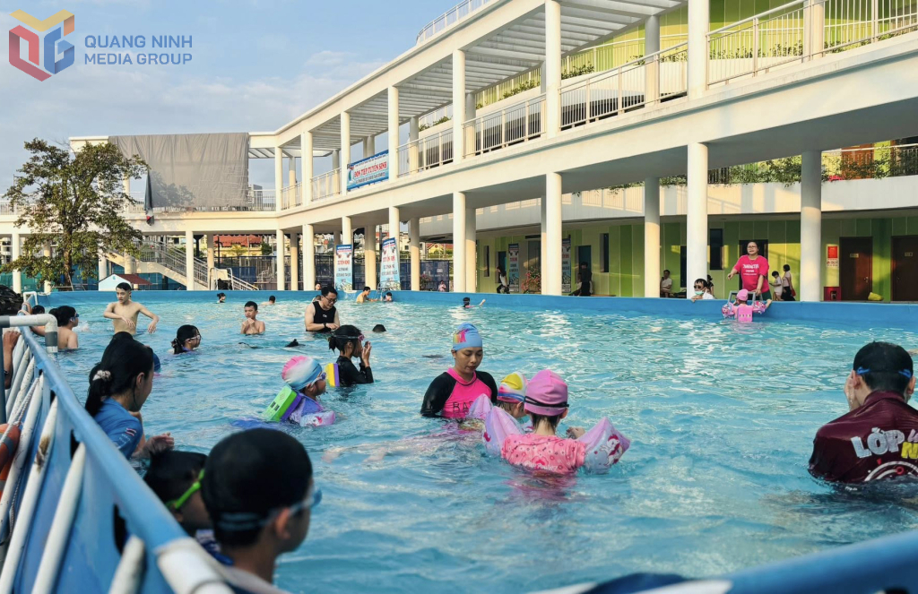 Thanh thiếu nhi học bơi tại Cung Văn hóa thanh thiếu nhi tỉnh.