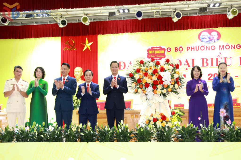 Các đồng chí lãnh đạo tỉnh tặng hoa chúc mừng Đại hội.