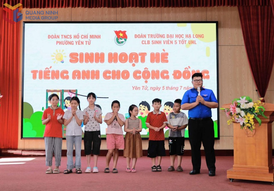 Nguyễn Duy An cùng CLB Sinh viên 5 tốt Trường Đại học Hạ Long tổ chức sinh hoạt hè dạy học Tiếng Anh miễn phí cho thiếu nhi tại phường Yên Tử. 