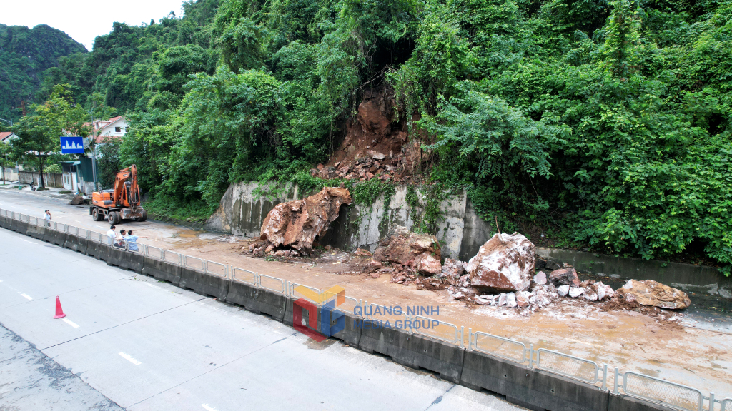Khoảng 80m3 đá trên mái ta luy dương rơi tràn xuống làn đường bên phải tuyến Hà Tu - Quang Hanh